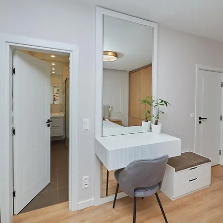 N17 Garden - Parking - Workdesk - Blackout Rolls- Netflix - Wash&dry 布尔加斯