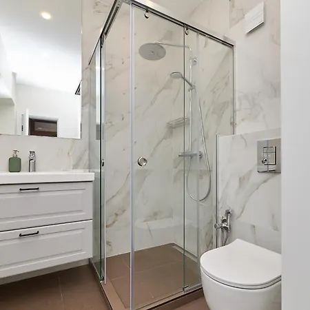 N17 Garden - Parking - Workdesk - Blackout Rolls- Netflix - Wash&dry Apartment